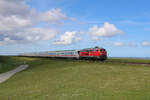 DB 218 397-8 zieht einen Intercity von Westerland(Sylt) kommend über den Hindenburgdamm und erreicht hier gerade das Festland.