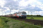 DB 218 497-6 und 218 385-3 dieseln am 31.05.2022 mit einem SyltShuttle-Autozug durch Lehnshallig auf dem Weg nach Westerland(Sylt).