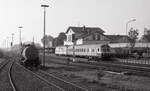 Blick auf den Bf Kleve, wo ein BDnf735, geschoben von DB 218 140-2, auf Abfahrt wartet als Zug E-3780 (Kleve - Nijmegen).