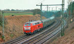 Eine bereits verkehrsrote Lok der Baureihe 218 war am 6.2.94 mit drei noch unlackierten Silberlingen auf dem Weg nach Osten. Die beiden Einfahrsignale vom Bahnhof Crailsheim zeigten den Zügen aus Schnelldorf und Satteldorf „Halt“. 
[Scan vom fast 30 Jahre alten Negativ – ich finde das Bild trotz der geringen Qualität interessant.]
