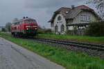 218 835-7 passiert am 16.04.2023 auf der Fahrt Richtung Radolfzell das Gebäude des ehemaligen Bahnhofs Birnau-Maurach