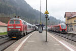 218 415-8 steht mit ihrem InterCity und 633 050 in Immenstadt 1.5.23