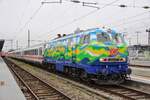 218 443-0  Donna  in der Touristik-Lackierung mit IC 2084 aus Oberstdorf in Augsburg Hbf am 17.10.2023