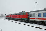 Die Diesellokomotiven 218 411-7 und 218 425-7 warten mit ihrem IC am verschneiten Kemptener Hauptbahnhof auf die Weiterfahrt. Die nächsten Tage kam der Zugverkehr wetterbedingt zum erliegen. (November 2023)
