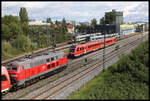 Östlich des Hauptbahnhofes von Regensburg begegnen sich hier am 15.9.2025 um 13.29 Uhr der mit 218424-0 bespannte RE in Richtung Schwandorf und der von dort kommende 612669 auf der KBS 855.