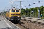 LÜBBEN/Spreewald (Landkreis Dahme-Spreewald), 21.05.2024, Durchfahrt von DB 218 392-9, seit Juli 2011 in gelber Lackierung
