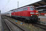 218 322 mit IC 2261(Greifswald-Hamburg)kurz vor der Ausfahrt im Rostocker Hbf.18.01.2026 