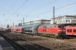 218 452 der SüdOstBayernBahn mit einem Zug der Linie RB 40 nach Mühldorf (Obb.), München Heimeranplatz, 30.01.2026. Hinter der Lok der mit unterschiedlichen Funktionsbereichen ausgestattete Wagen  Ideenzug . 