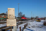 218 321-8 fährt mit dem IC 2311 nach Köln Hbf in den Bahnhof Niebüll ein. Das Schild als Überbleibsel aus der Bundesbahnzeit stach mir ins Auge und musste zusammen mit dem InterCity verewigt werden. (14.02.2026)