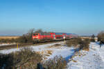 218 470-3 hat Morsum hinter sich gelassen und schiebt ihren Wagenpark in Richtung Festland (14.02.2026)