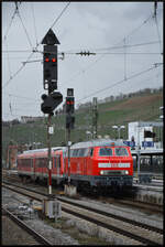 DB RegioNetz Südostbayernbahn 218 422-4 beförderte am 11.03.2026 den VT 628 565 von Kassel nach Mühldorf/Inn. Die Lokomotive hatte in den letzten Wochen im DB Werk Cottbus eine Hauptuntersuchung incl. Neulackierung erhalten und der Dieseltriebwagen war zu Wartungsarbeiten in Kassel. Auf der insgesamt dreitägigen Reise vom brandenburgischen Cottbus ins bayerische Dieselparadies Mühldorf wurde auch der VT 628 566 von Chemnitz nach Kassel mitgenommen. Am dritten Tag der Tournee machte die illustre Fuhre Station im mainfränkischen Würzburg und konnte dabei mit der Kamera dokumentiert werden.