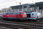 In Hannover treffen zwei Generationen auf einander. 218-824-1 steht mit der deutlich neueren Lok 248-505 abgestellt in Hannover Hbf. 26.2.26