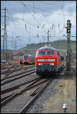 DB RegioNetz Südostbayernbahn 218 422-4 beförderte am 11.03.2026 den VT 628 565 von Kassel nach Mühldorf/Inn. Die Lokomotive hatte in den letzten Wochen im DB Werk Cottbus eine Hauptuntersuchung incl. Neulackierung erhalten und der Dieseltriebwagen war zu Wartungsarbeiten in Kassel. Auf der insgesamt dreitägigen Reise vom brandenburgischen Cottbus ins bayerische Dieselparadies Mühldorf wurde auch der VT 628 566 von Chemnitz nach Kassel mitgenommen. Am dritten Tag der Tournee machte die illustre Fuhre Station im mainfränkischen Würzburg und konnte dabei mit der Kamera dokumentiert werden. Mit einem fröhlich grüßenden Lokführer kommt die 218 422 langsam & Licht hupend in den Hauptbahnhof gerollt.