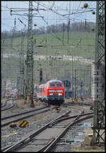 DB RegioNetz Südostbayernbahn 218 422-4 beförderte am 11.03.2026 den VT 628 565 von Kassel nach Mühldorf/Inn. Die Lokomotive hatte in den letzten Wochen im DB Werk Cottbus eine Hauptuntersuchung incl. Neulackierung erhalten und der Dieseltriebwagen war zu Wartungsarbeiten in Kassel. Auf der insgesamt dreitägigen Reise vom brandenburgischen Cottbus ins bayerische Dieselparadies Mühldorf wurde auch der VT 628 566 von Chemnitz nach Kassel mitgenommen. Am dritten Tag der Tournee machte die illustre Fuhre Station im mainfränkischen Würzburg und konnte dabei mit der Kamera dokumentiert werden. Mit einem fröhlich grüßenden Lokführer kommt die 218 422 langsam &  Licht hupend in den Hauptbahnhof gerollt.