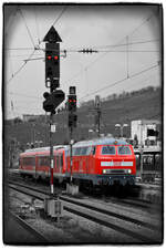 DB RegioNetz Südostbayernbahn 218 422-4 beförderte am 11.03.2026 den VT 628 565 von Kassel nach Mühldorf/Inn. Die Lokomotive hatte in den letzten Wochen im DB Werk Cottbus eine Hauptuntersuchung incl. Neulackierung erhalten und der Dieseltriebwagen war zu Wartungsarbeiten in Kassel. Auf der insgesamt dreitägigen Reise vom brandenburgischen Cottbus ins bayerische Dieselparadies Mühldorf wurde auch der VT 628 566 von Chemnitz nach Kassel mitgenommen. Am dritten Tag der Tournee machte die illustre Fuhre Station im mainfränkischen Würzburg und konnte dabei mit der Kamera dokumentiert werden. Spielerei in Schwarz, Verkehrsrot & Weiß.