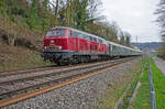 Sonntag den 15.03.2026 um 10:03 Uhr in Waldshut-Tiengen (D). Abschiedsfahrt von der Dieseltraktion auf der Hochrheinbahn. Westlich vom Bahnhof Waldshut unmittelbar nach der Ausfahrt (bei Bahnkilometer 324,000) fährt ein Sonderzug von Singen (Htw) nach Basel Bad Bf. Es ist der RE 83591 welcher für alle  Normalzahlenden“ zugänglich ist (Gültiger Fahrausweis genügt). Er verkehrt als öffentlicher Reisezug. Zugskomposition; Lok: NeSA 218 155-0 (UIC 92 80 1218 155-0 D-NESA), 1. Wagen: 40451 Stg B4nb (22 40 451 Bn) der EFZ, 2. Wagen: 56 80 2240 024-2 D-NESA Bn, 3. Wagen: 56 80 3240 001-8 D-NESA ABn, 4. Wagen: 55 80 2250 099-2 D-NESA BDms. Singen ab um 09:00 Uhr, Waldshut ab um 09:50 Uhr, Basel Bad Bf an um 10:31 Uhr. Hier in Waldshut ist er momentan zirka 12 Minuten verspätet. NeSA = Bahnbetriebsgesellschaft, über den die Eisenbahnfreunde ihre Touristik- und Nostalgiefahrten abwickeln. EFZ = Eisenbahnfreunde Zollernbahn e.V. Koordinaten GMS (Grad, Minuten, Sekunden): N 47° 37’ 19.5’’ O 8° 12’ 1.1’’