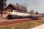 DB 218 438-0 (Bw Kempten) mit einem kurzen Eilzug oder Nahverkehrszug im Bahnhof Pfronten-Ried am 24. August 1985.