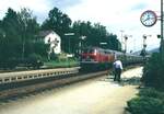 DB 218 237-6 (Bw Regensburg) mit einem Eilzug in Deggendorf am 9. Juni 1986.