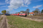 218 418 zog am 05.04.2026 RE 56855 von Lübeck nach Bad Kleinen. Gerade verlässt der Zug den Bahnhof Grevesmühlen.
