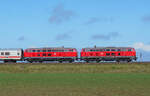 Volle Breitseite: 218 835-7 und 218 835-3 vor dem IC 2215 am 10.04.2026 bei Keitum auf der Insel Sylt