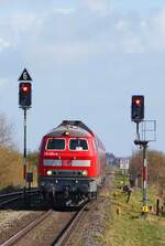 Am 10.04.2026 erreicht die 218 453-9 mit einem RE den Bahnhof Keitum auf Sylt