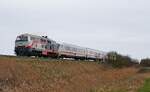 Bei leider trüben Wetter legt die 218 497-6 am 03.04.2026 mit dem IC 2310 die letzten Kilometer auf ihrem Weg von Köln nach Westerland bei Keitum zurück