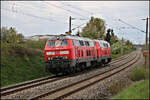 Ein Lokzug mit 218428-1 an der Spitze und dahinter 218433-1 ist hier am 21.4.2026 um 13.35 Uhr bei Alteglosheim von Regensburg nach Landshut unterwegs.