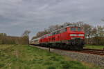 Am 27.4.2026 zogen letztmalig zwei Maschinen der Baureihe 218 einen Intercity durch Schleswig-Holstein. Zu sehen ist hier der IC2215 auf dem Weg in den S�den kurz vor erreichen der Stadt Heide in Holstein.