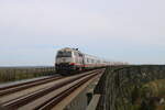 218 497 �berquerte am Nachmittag des 27.4.2026 die Hochbr�cke bei Hochdonn �ber den Nord-Ostseekanal.