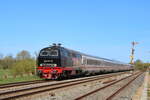 Den Bahnhof Nieb�ll schm�cken noch klassische Formsignale. 218 497 hat am 28.4.26 das Einfahrsignal der Gegenrichtung hinter sich gelassen und bringt den IC1 Park bis nach Itzehoe wo dann eine 101 den Rest der Fahrt ins Rheinland �bernimmt. 
 