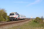 218 497 vor dem Steuerwagen des IC2310 am 28.4.26 bei der Ankunft auf der Insel Sylt. Im Hintergrund befindet sich der Hindenburgdamm welcher die einzige feste Verbindung der Insel an das deutsche Festland ist.
