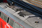 Hier zusehen ist eine Detailaufnahme der Dach-Kühlanlage (Bauart Behr V) von D-DB 218 425-7.
Ebenso zusehen ist eine Detailaufnahme von einem Teil des Dachaufbaus und der Abgashutzen von D-DB 218 425-7. Die Abgashutzen lassen darauf schließen das ein Motor der Bauart  TB 11  verbaut wurde.