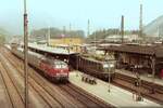 DB 218 364-8 steht mit einem Nahverkehrszug abfahrbereit auf Gleis 3 im Bf Bingerbr�ck am 31.07.1981. Auf Gleis 2 steht 141 103-2 mit seinem Nahverkehrszug.