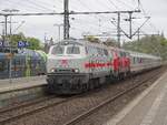 218 341 (IC-Lackierung) mit 218 835 (218 370) vor dem IC 2311 am 24.04.26 bei der Einfahrt in den Bahnhof Itzehoe.
