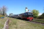218 497 mit dem IC2311 auf der Fahrt von Westerland auf Sylt nach Köln bei der Durchfahrt in Risum-Lindholm am 29.4.26  