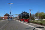 Das ist er, der letzte planm��ige lokbespannte Intercity von Westerland auf Sylt zur Fahrt nach K�ln, bei der Einfahrt in den Bahnhof Nieb�ll mit seinen Formsignalen.