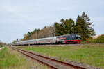 218 497-6 rauscht mit IC2311 Westerland-K�ln durch die Kurve von St.