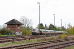 218 497-6 mit IC2310 K�ln-Westerland am ehemaligen Stellwerk von Hemmingstedt. Im Vordergrund zweigen die Gleise zur �lraffinerie Heide ab.