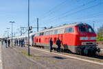 In Itzehoe hat soeben die 218 390-3 vor einen der letzten Intercity K�ln-Westerland gesetzt (26.04.2026). Einige Reisende haben den Aufenthalt genutzt um den Rangiervorgang mitzuverfolgen. 