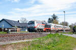 218 497-6 mit dem Intercity IC2310 K�ln-Westerland am Bahn�bergang Grutstich in Risum-Lindholm (28.04.2026)