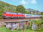 218 364 und eine Schwesterlok fuhren am 4.9.06 als IC nach Nürnberg unter der Signalbrücke östlich von Hersbruck hindurch.