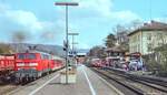 Das Bahnhofsfest in Hersbruck (rechts der Pegnitz) am 31.3.01: Links der planm��ige Zugverkehr mit 218 410, hinten ein  RegioSwinger  als Sonderzug und rechts die Feiernden an den Bierzeltgarnituren. (Scan vom Negativ)