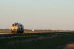 218 330 unterwegs am Abend des 29.4.26 von Nieb�ll um einen liegen gebliebenen Marschbahnpark von Sylt aufs Festland zu schleppen. Die Lokomotive l�sst in K�rze den Friedrich-Wilhelm-L�bke-Koog hinter sich und �berquert das Wattenmeer auf dem Hindenburgdamm