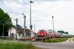 Bahnhof Gerlenhofen am 31.05.2026: Nachdem die Bahnschranken heruntergekurbelt und das Signal auf  Fahrt  gestellt ist, f�hrt der IC  Allg�u  (Dortmund-Oberstdorf), gezogen von 218 415-8 und 218 406-7, mit voller Geschwindigkeit durch. 