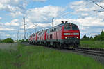 218 425 rollte am 17.05.26 mit ihren Schwestern 218 424, 438 und 218 418 als Lokzug von Rostock nach Halle(S) in die dortige Werkstatt. Hier passieren die vier Gr�fenhainichen Richtung Bitterfeld.