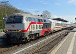 218 497 (Sonderlackierung) am 26.04.26 mit IC 2072 in Nieb�ll.