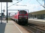 Lok 218 433-1 läuft mit Zug im Bahnhof von Wolfsburg ein. 18.08.04