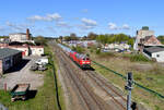 218 322 + 101 087 mit IC 2260 Hamburg Hbf - Rostock Hbf am 26.04.2026 beim Kreuzungshalt in Grevesm�hlen