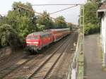 Eine V160 brummelt mit einem Regionalzug gleich durch den Bahnhof Frankfurt-Eschersheim.