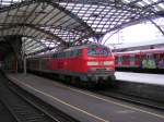 Diesel-Lok 218 128-7 schiebt ihren Zug in Richtung Trier durch den Hauptbahnhof von Kln.